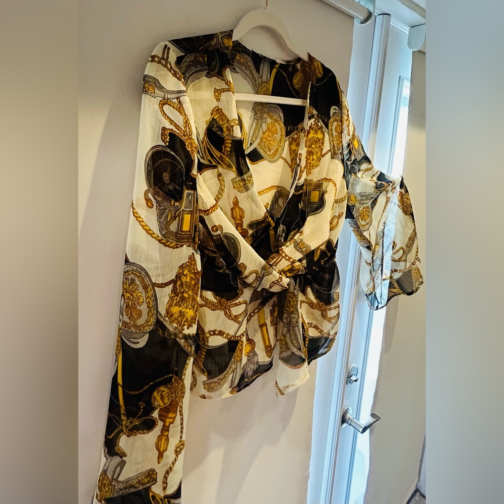 Versace looks like. Flare long sleeve ! Divine !Can fit S-M
3 x $ 15 bundle
